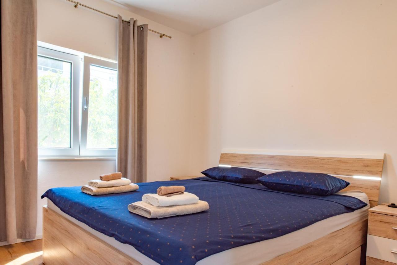 Beach Holiday Home With Private Jacuzzi & Parking Trogir Exterior foto