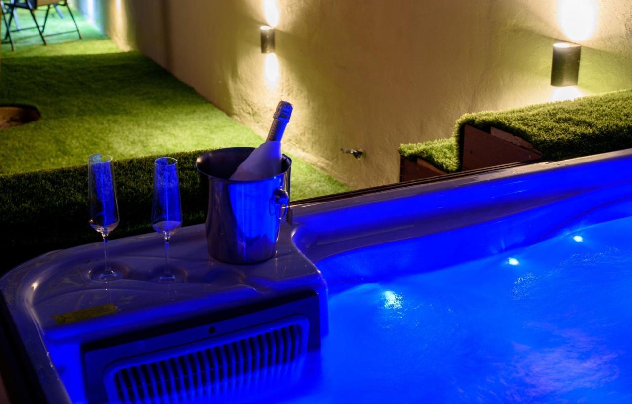 Beach Holiday Home With Private Jacuzzi & Parking Trogir Exterior foto